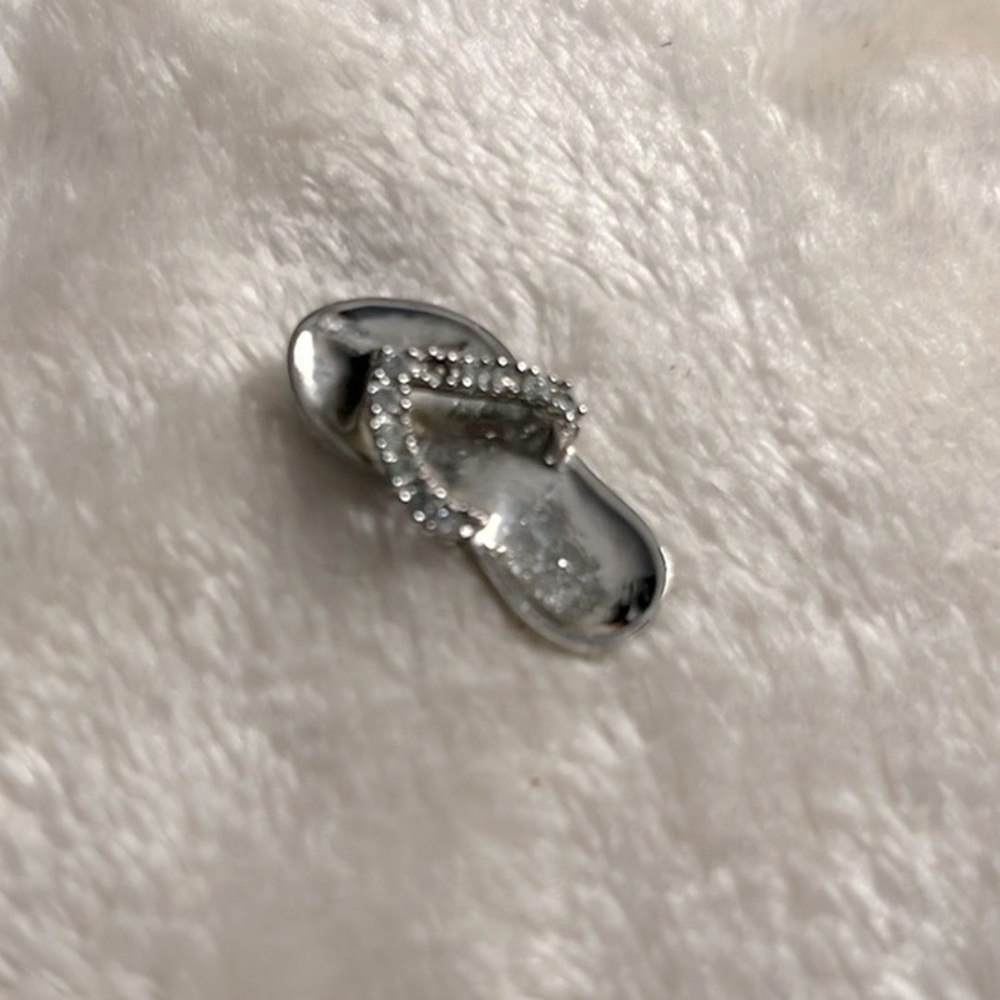 🩴 RHINESTONE CRYSTAL EMBELLISHED SILVER FLIP FLOP PENDANT - Picture 2 of 6
